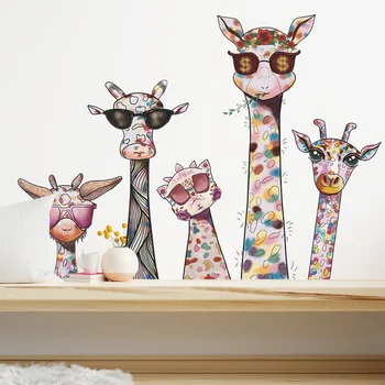 Margas žirafa, akiniai nuo saulės asmenybės kambarį fone sienų apdailai kambarių renovacija atmosfera sienų lipdukai