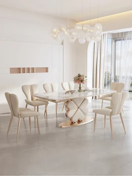 Šviesus šiferis, valgomojo stalas, modernus paprastas šviesos prabangus kremas vėjo buitinių mažas keturių lapų dobilų stačiakampio formos valgomojo stalas, kėdės.